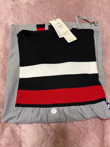 [ 새상품 ] 스트라이프 디자인 긴팔 니트 셔츠 시착만 한 상품