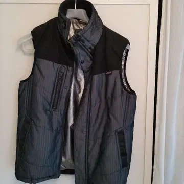 그레이 스트라이프 패턴 슬리브리스 베스트