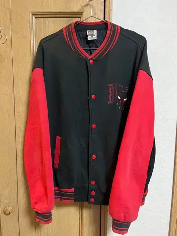 BULLS 스타디움 자켓 블랙/레드