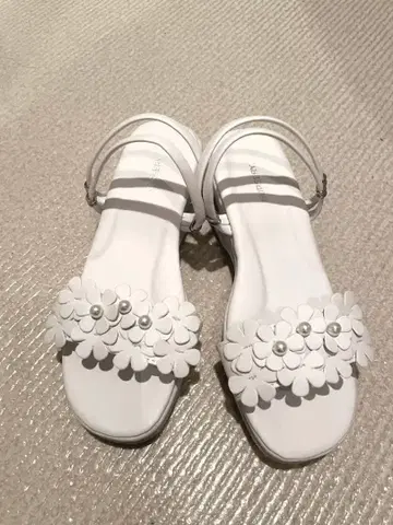 화이트 플라워 웨지 샌들 너스리