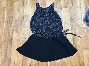 슬리브리스 원피스 네이비와 멀티 컬러