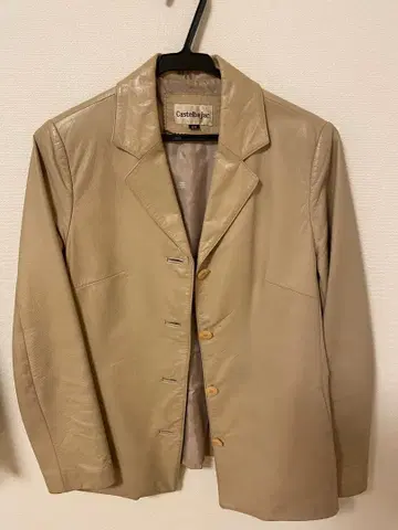 베이지 가죽 버튼 자켓