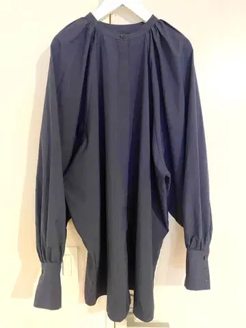 RIM ARK 네이비 벌룬 슬리브 블라우스