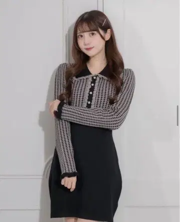 pium 프릴 칼라 하운드투스 체크 패턴 니트 원피스