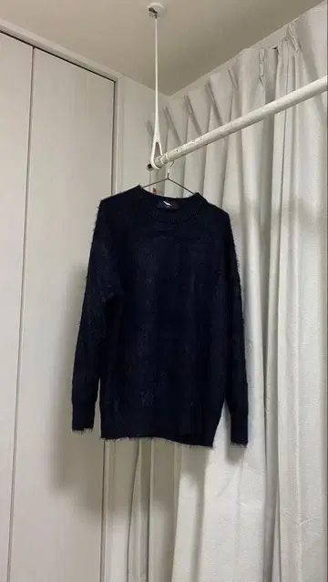 다크 푸와푸와 크루넥 스웨터