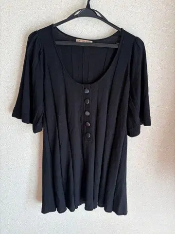 LIMITED LUXURY 블랙 반팔 상의