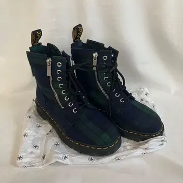 닥터마틴 부츠 체크 무늬