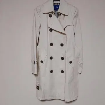 화이트 더블 브레스트 트렌치코트