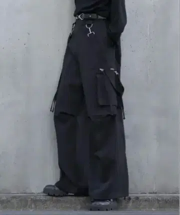 루즈 실루엣 하이웨스트 서스펜더 ZIP 포켓 데님 카고 팬츠