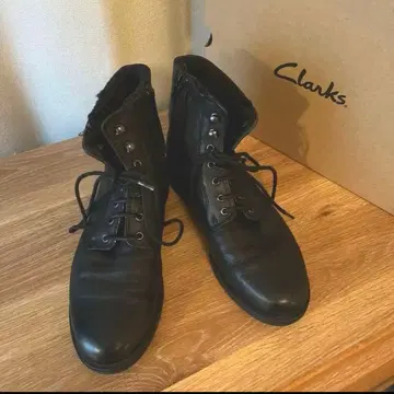 Clarks 블랙 퍼 부츠