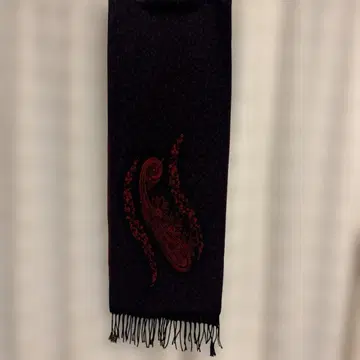 보라색과 빨간색 페이즐리 자수 스톨