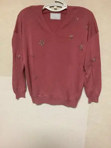 별 자수가 들어간 핑크 V넥 니트