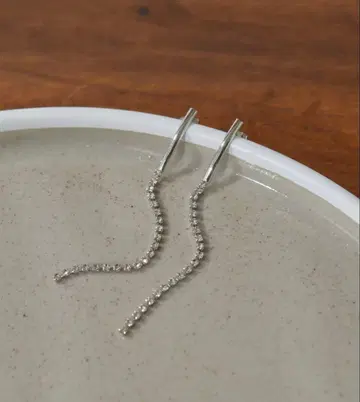 GALLARDAGALANTE 롱 실버 귀걸이