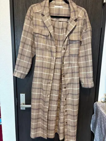 체크 무늬 롱 코트 베이지 계열