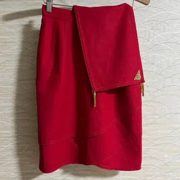 벨트 포함 비대칭 레드 타이트 스커트