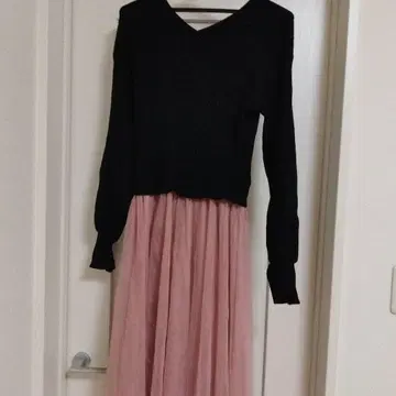블랙 V넥 니트와 핑크 스커트