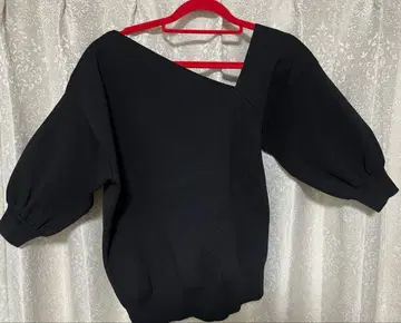 비대칭 오프숄더 블랙 상의 무루아