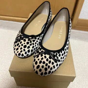 레오파드 무늬 리본 포함 발레 슈즈 루탈론