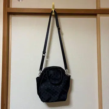 [새상품급] YSACCS 도트 무늬 블랙 숄더백