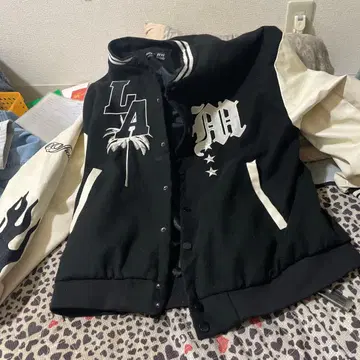 LA 자수 바시티 자켓 블랙과 화이트