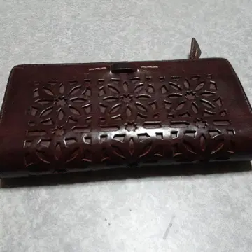 가죽 소재 컷 아웃 디자인 장지갑