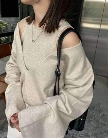 새상품급 카프리슈 레마쥬 2SET 어깨 슬릿 니트 베이지