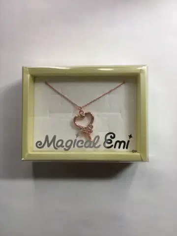 마법의 에미 하트 브룸 목걸이