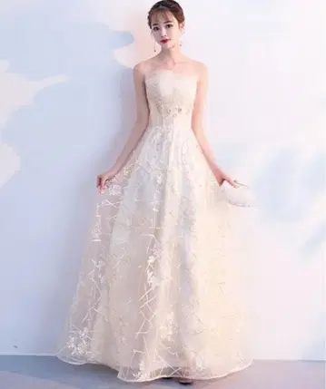 아이보리 스트랩리스 웨딩 드레스