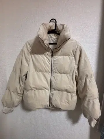 크림색 다운 자켓