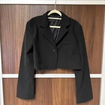 LVEU. 러브유 블랙 테일러드 자켓 크롭 기장