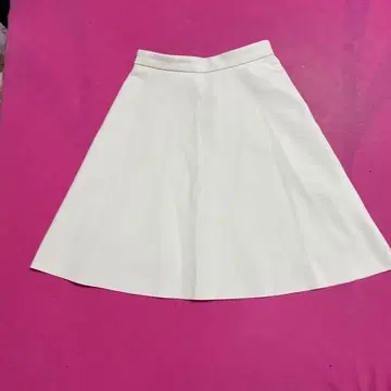 새상품급 M-PREMIER 화이트 플레어 스커트 36