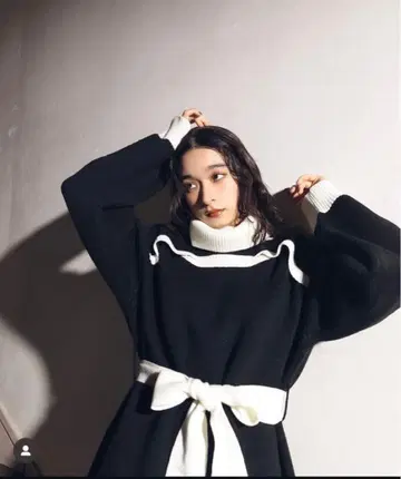 버블스 bubbles 오픈 넥 니트 원피스 블랙