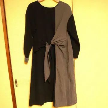 Switch 블랙과 그레이의 긴팔 드레이프 원피스