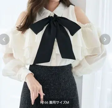 [ MAJESTIC LEGON ] 바이컬러 보타이 프릴 블라우스 아이보리