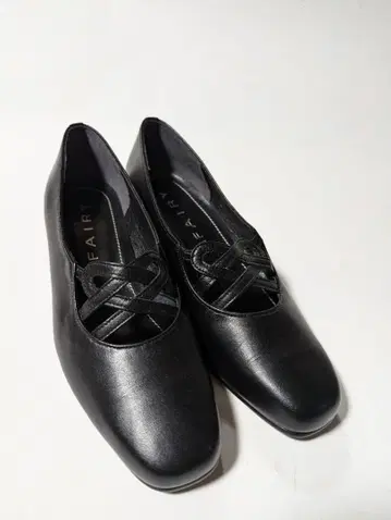 FAIRY 블랙 크로스 스트랩 펌프스