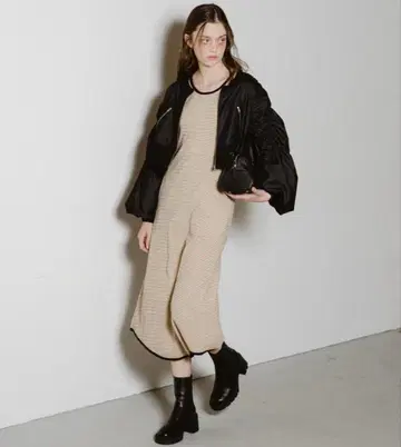 [ 즉시 구매 ] PINUE 셔링 슬리브 블루종 BLACK 온라인 완판템