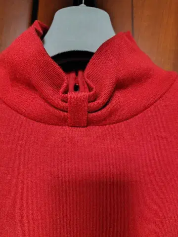 빨간색 하이넥 니트 긴팔