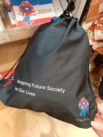 오사카 만박 2025 미야쿠미야쿠 블랙 컬러 냅색 백팩 백