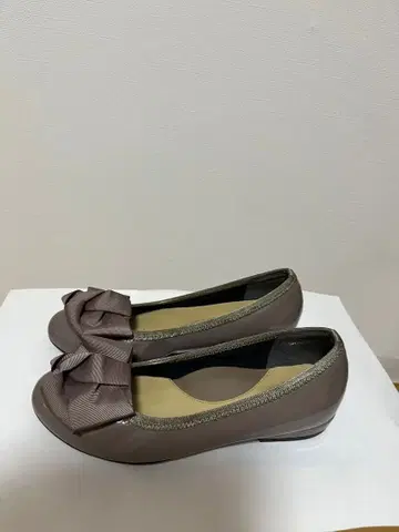 리본 포함 그레이 발레 슈즈