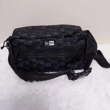 뉴에라 스퀘어 힙색 7L 박스 로고 모노그램/블랙