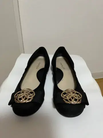 블랙 플랫슈즈 골드 컬러 장식