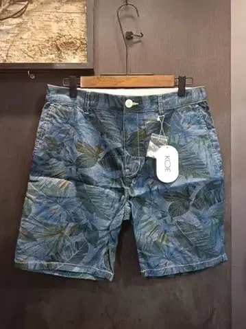 KOE 브랜드 리프 무늬 숏팬츠 M 사이즈