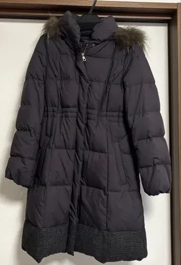 쿠미쿄쿠 이소재 절개 퍼 달린 다운 자켓 다크 그레이