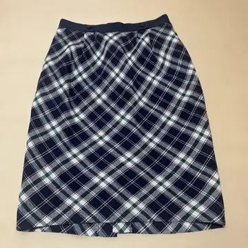 네이비와 화이트 체크 무늬 타이트 스커트