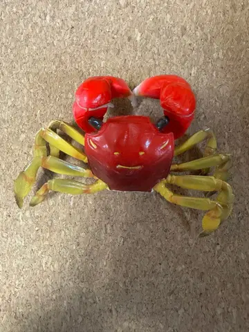 게 피규어 빨간색과 옐로우 컬러 약 15cm