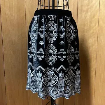 ANNA SUI 자수 벨로아 스커트