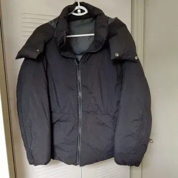 블랙 후드 부착 패딩 자켓