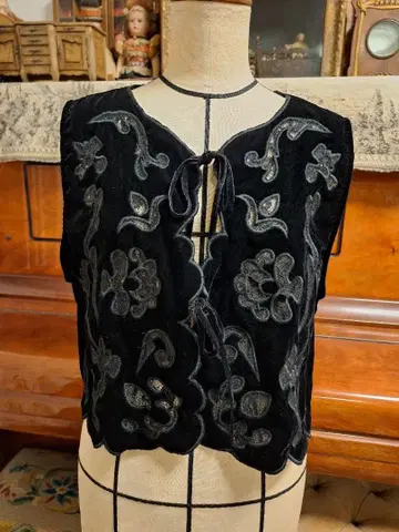 블랙 자수 벨벳 베스트 미사용 새상품