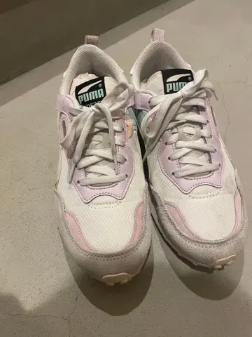 PUMA 스니커즈
