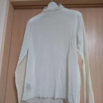 h.a.k 크림색 터틀넥 상의